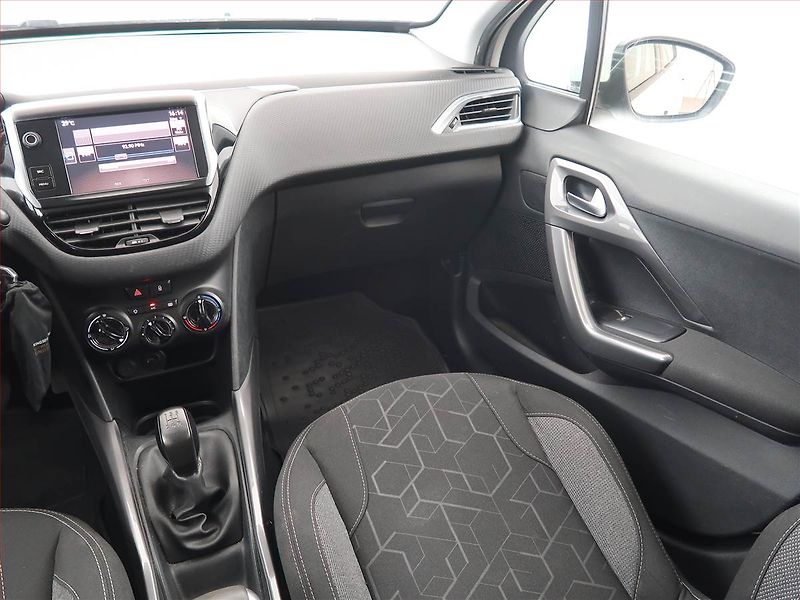 Peugeot 2008 (2017) Active 1.6 BlueHDi, Serv.kniha - fotka 8 z 16