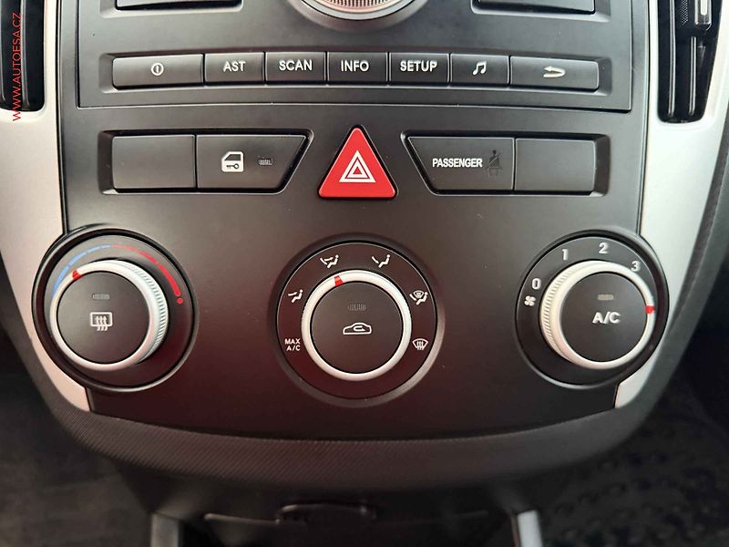 Kia Ceed (2010) 1.4CVVT, ČR, AC, park.čidla - fotka 15 z 16