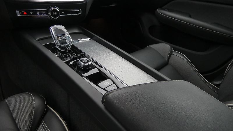 Volvo S60 B5 AWD Ultimate Dark - fotka 6 z 25