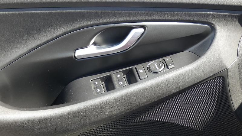 Hyundai i30 Kombi 1,0 T-GDI Trikolor - fotka 9 z 22