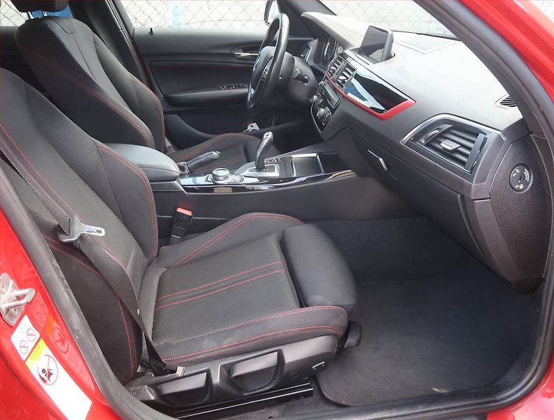 BMW Řada 1 (2017) Sport Line 118i, Automat - fotka 9 z 19