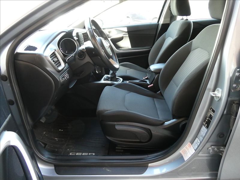 Kia Ceed 1,0 T-GDI Exclusive SW,2x pneu - fotka 16 z 35