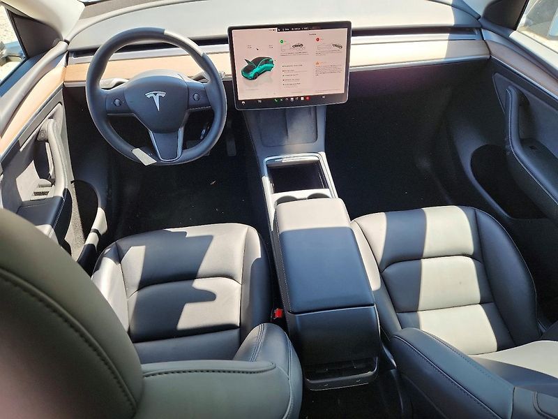 Tesla Model Y (2024) - fotka 8 z 12