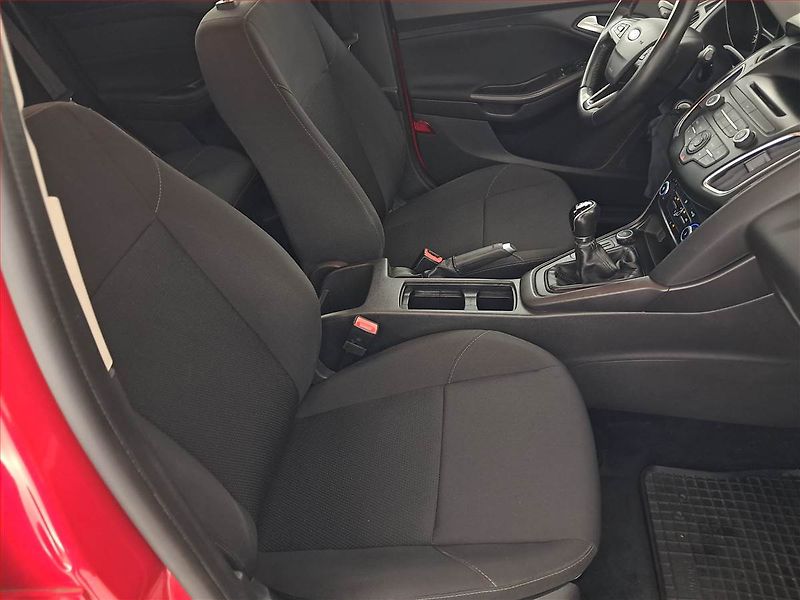 Ford Focus (2018) 1.6 i - fotka 9 z 16