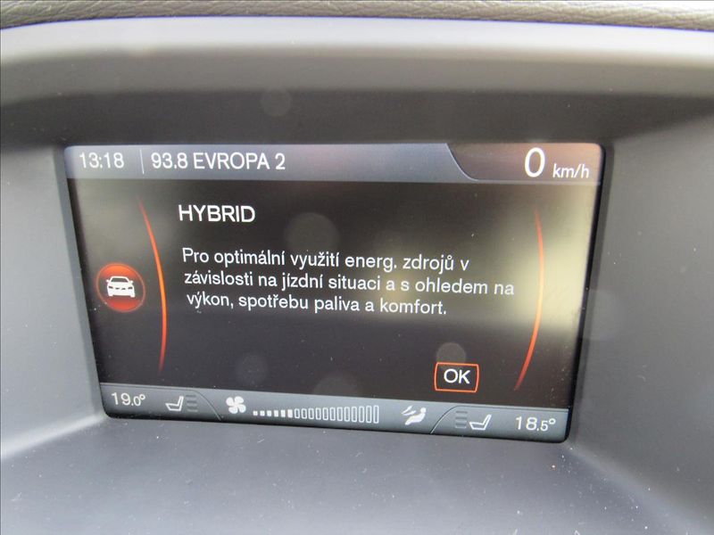 Volvo V60 2,4 D6 AWD Plug-in Hybrid - fotka 19 z 41