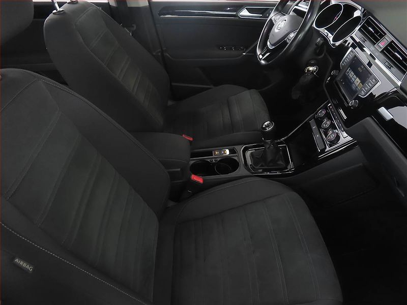 Volkswagen Touran (2016) Highline 2.0 TDI, Navi - fotka 9 z 16