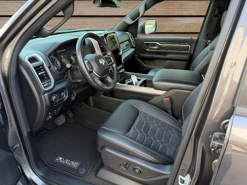 Dodge RAM (2020) +HEMI+OFFROAD PAKET+LOOK26+ - fotka 13 z 23