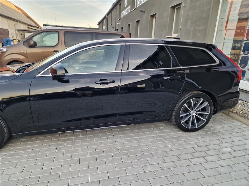 Volvo V90 B4 AWD Momentum Pro Auto,1Maj - fotka 44 z 50