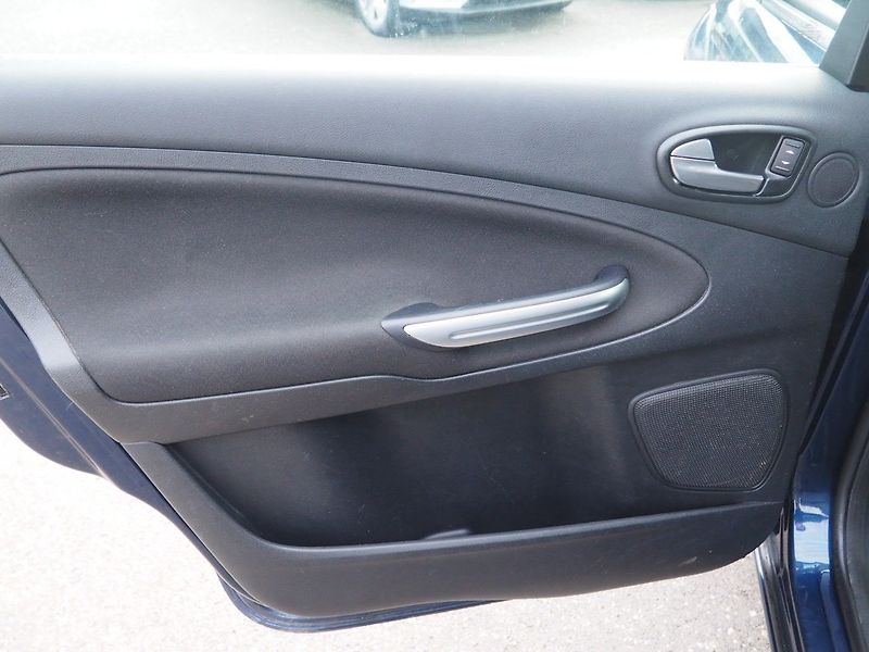 Ford S-MAX (2010) 2.0 TDCI, 120 kW, 7 míst - fotka 11 z 37