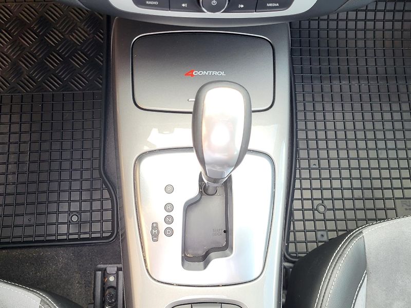 Renault Laguna 2.0dCi 127kW*4CONTROL*PANORAMA - fotka 24 z 54