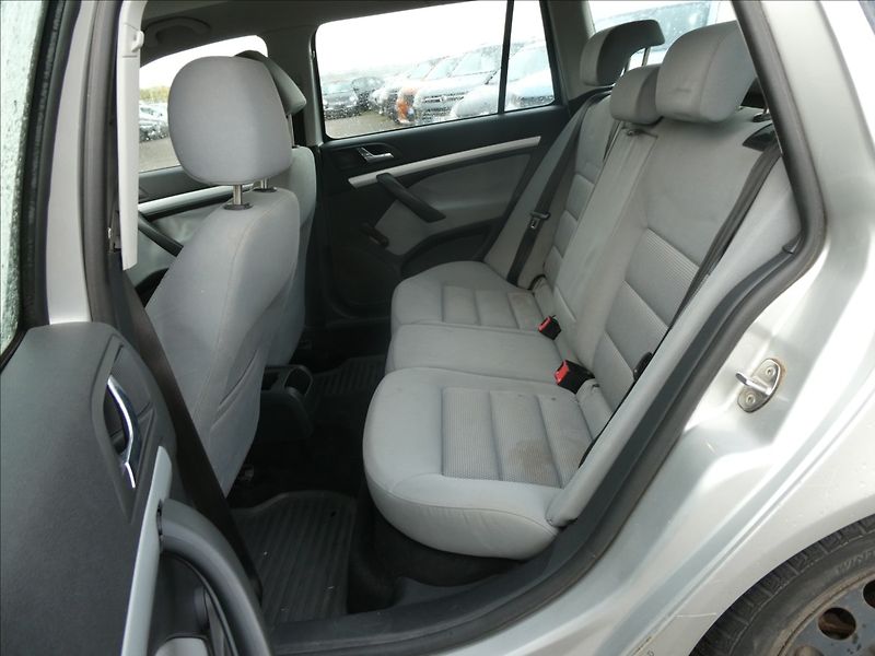 Škoda Octavia 1,6 FSi 85kW závěs, 2x kola - fotka 14 z 25
