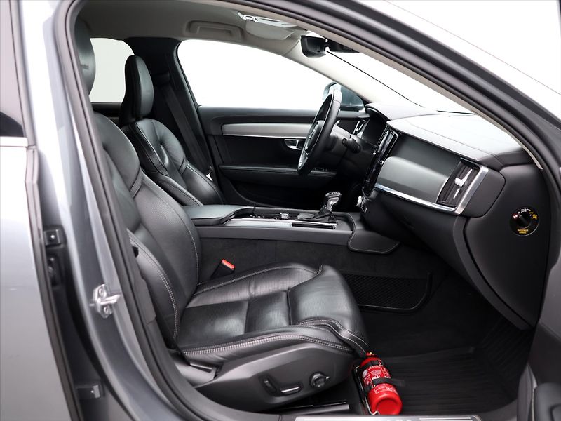 Volvo V90 2,0 D3 Drive-E Momentum Auto - fotka 13 z 38