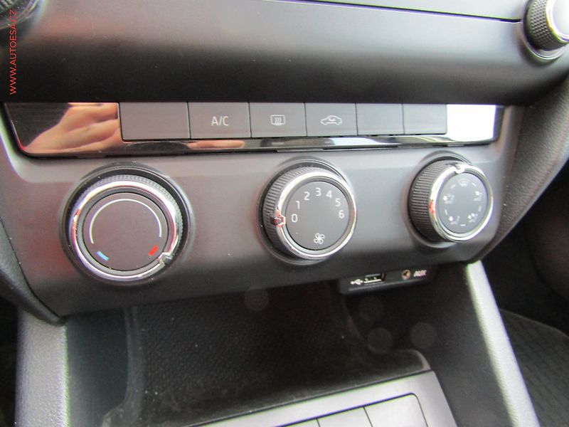 Škoda Octavia (2013) 1.6TDi, 2.maj,ČR, AC, STK10 - fotka 12 z 14