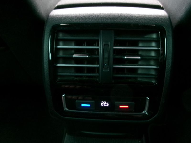 Volkswagen Passat Variant (2018) 1,5TSI AC NAVI ACC BT - fotka 17 z 39