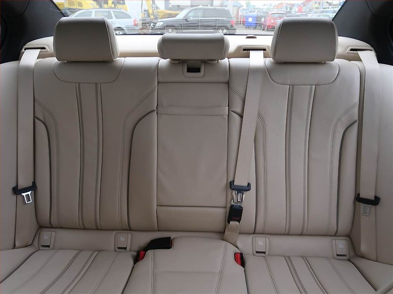 BMW Řada 5 (2018) Luxury Line 530i xDrive - fotka 10 z 25