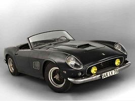 Ferrari 250 GT California Spider, které patřilo herci Alainu Delonovi.