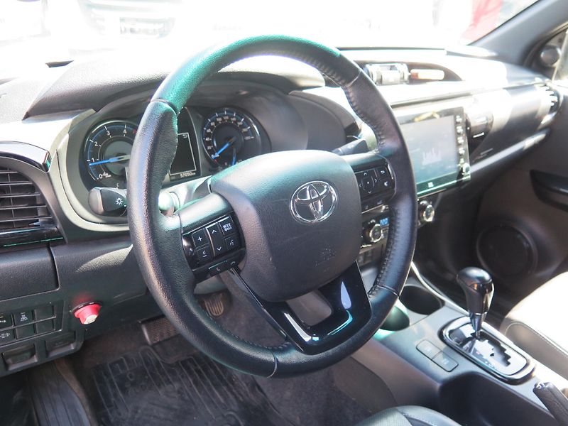 Toyota Hilux INVINCIBLE Aut. - fotka 16 z 24