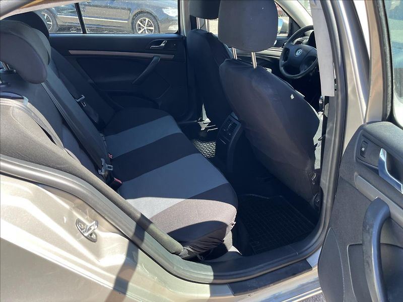 Škoda Octavia 1,6 FSi KLIMA TAŽNÉ  STK 6/28 - fotka 12 z 27