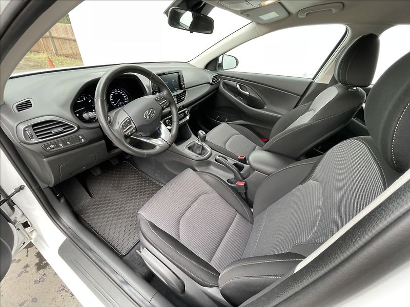 Hyundai i30 1,5 CVVT Combi Comfort - fotka 5 z 23