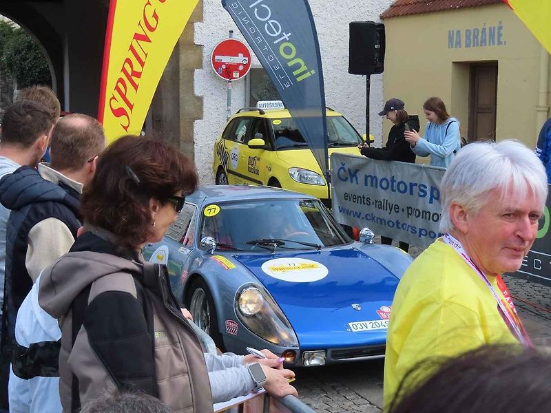 Michal a Jonáš Pavlíčkovi na startu. Rallye Spring Classic startovalo v sobotu 12. dubna dopoledne z jihočeského Tábora. Na trasu 231 kilometrů vyrazilo 100 posádek.