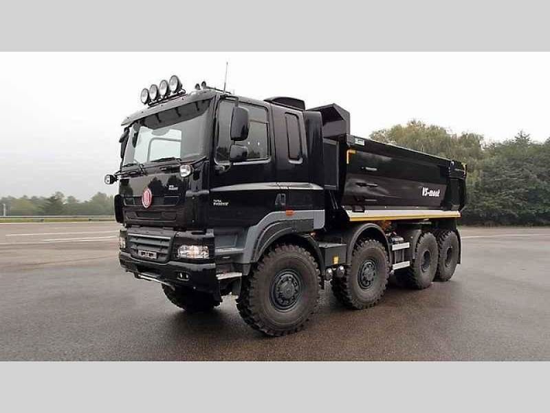 Tatra Force 8x8 – vozidlo pro přepravu potrubí.