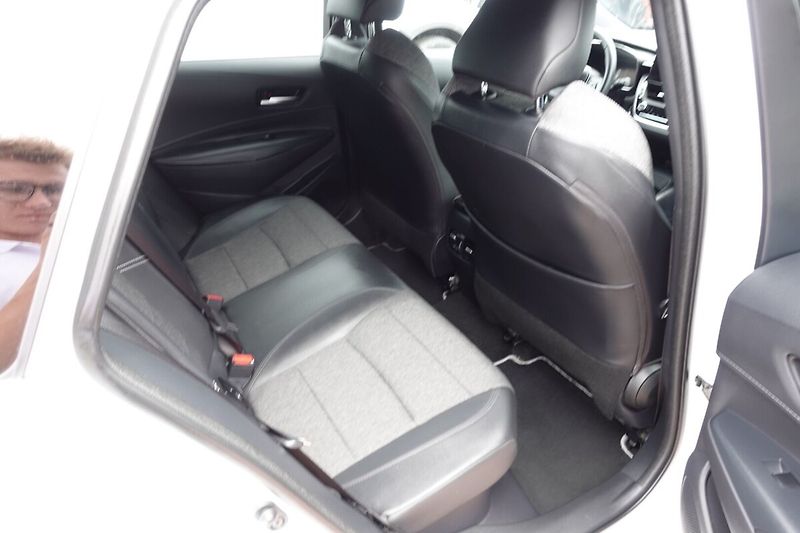 Toyota Corolla 2.0 hybrid e-CVT X6 Style - fotka 13 z 34