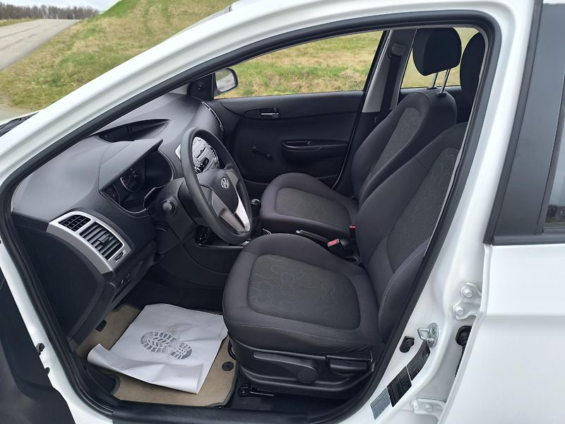 Hyundai i20 1.3 DOLOŽENÉ KM.PRVNÍ MAJ. - fotka 10 z 25