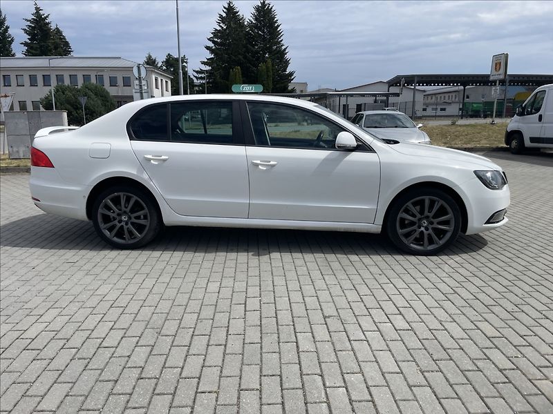 Škoda Superb 2,0 TDi 103kw Elegance Facelif - fotka 33 z 36