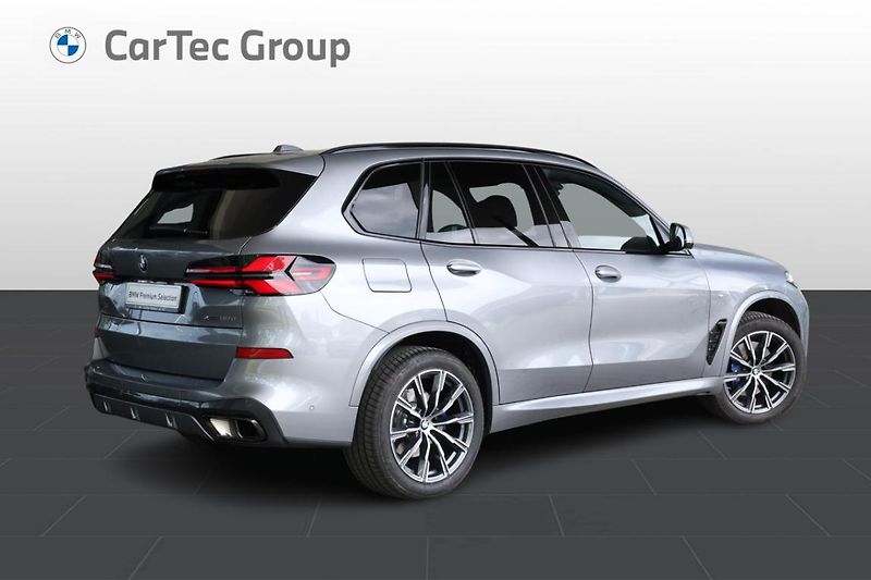 BMW X5 xDrive30d - fotka 3 z 33