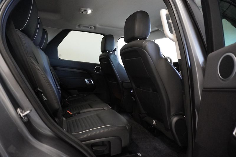 Land Rover Discovery 3,0 TD6 HSE 4WD AUT. - fotka 35 z 38