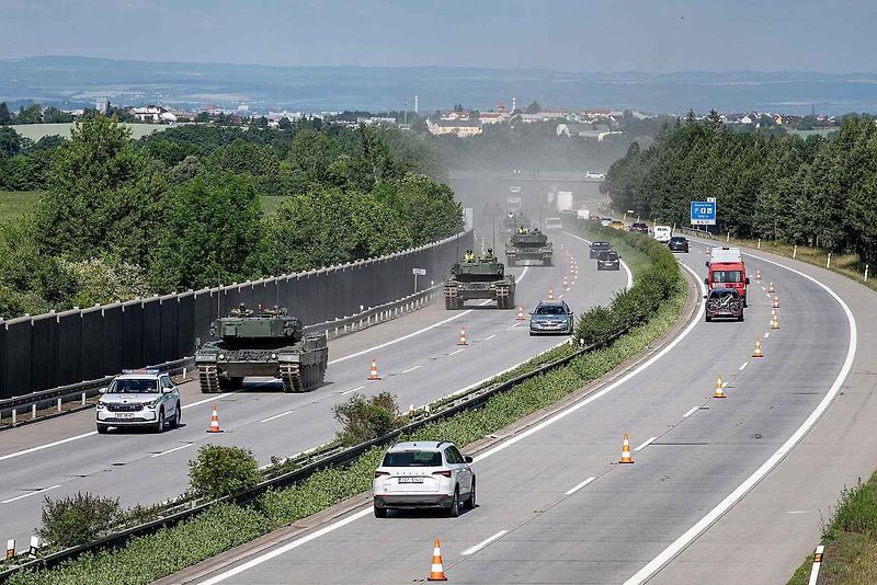 První armádní výcvik přesunu tanků Leopard 2A4 na dálnici D35.