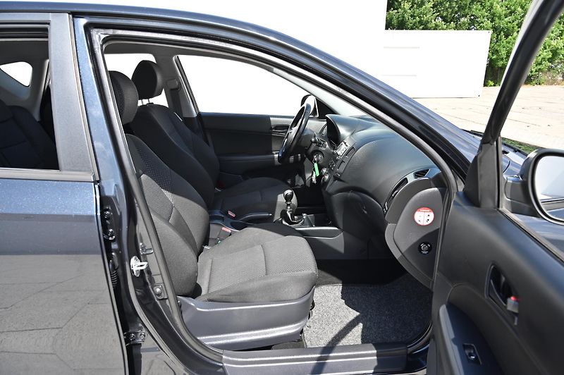 Hyundai i30 1.4 80KW Edition+  LPG 6/2010 - fotka 24 z 36