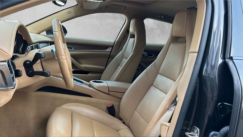 Porsche Panamera 4 - fotka 16 z 29
