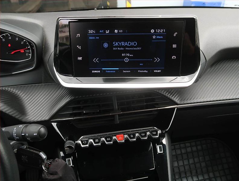 Peugeot 208 (2022) Allure 1.2 PureTech - fotka 12 z 17