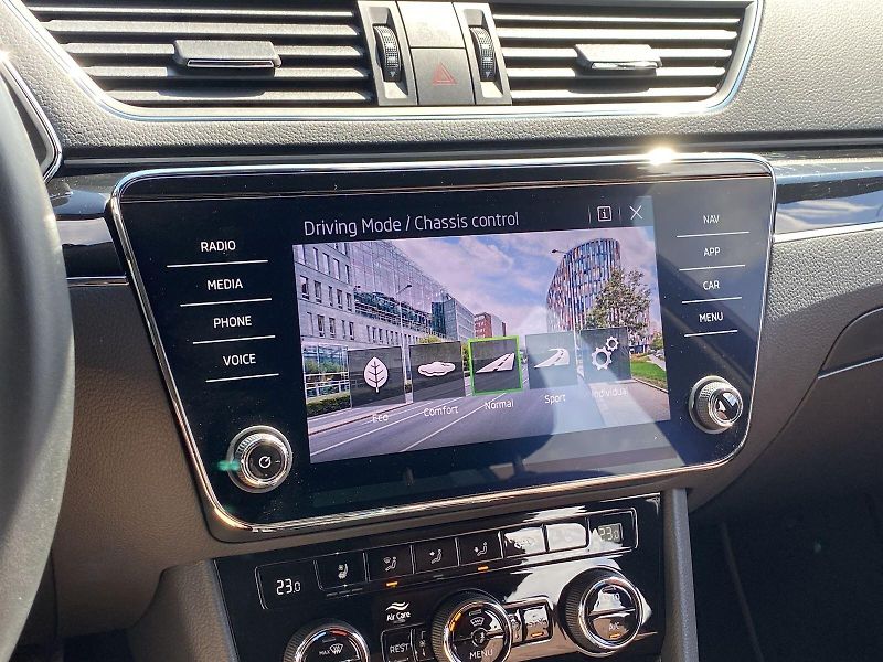 Škoda Superb (2023) Combi 1.5 TSI DSG L&K - fotka 22 z 37