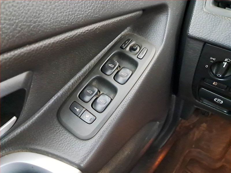 Volvo XC90 (2004) D5, 4X4, Automat, nová STK - fotka 17 z 18