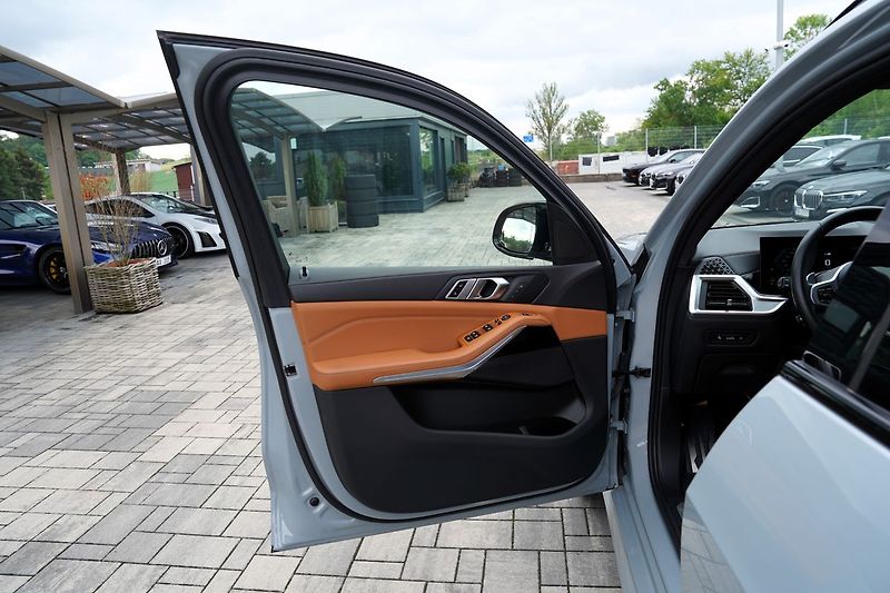 BMW X5 M60i xDrive/AT9/21/530 PS - fotka 19 z 45
