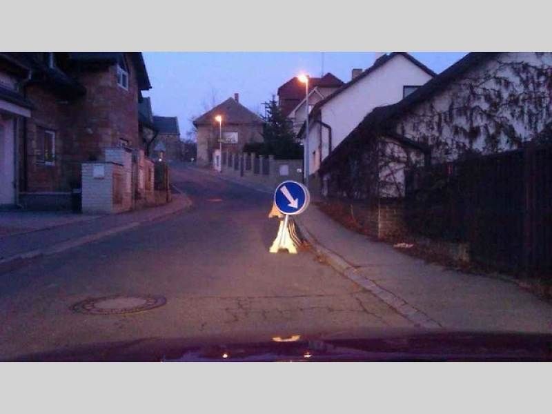 Kuriózní a vtipné značení na českých silnicích.