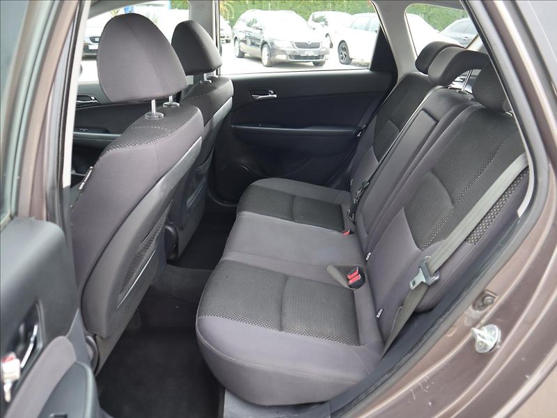 Hyundai i30 1,6   i SW DigiKlima,Tempomat, - fotka 20 z 28