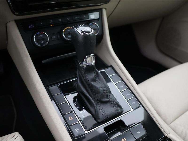 Škoda Superb 1,8 TSI 132kW DSG CZ L&K - fotka 32 z 42