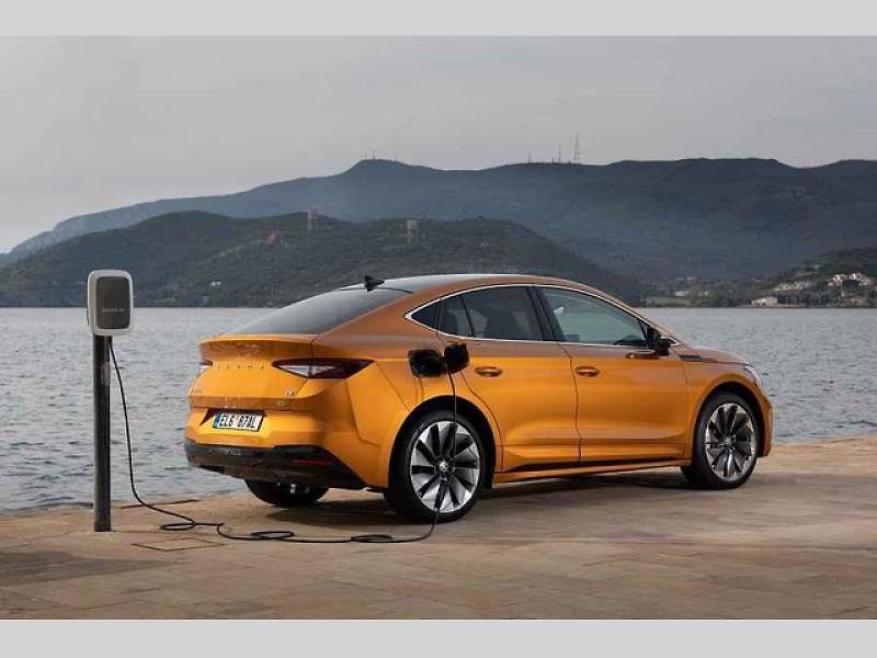 Plně elektrické SUV Škoda Enyaq Coupé iV (na snímku) se představilo v roce 2022 a vzbudilo u zákazníků velký zájem. Automobilka zrychluje svoji elektrickou ofenzivu: do roku 2026 představí tři zcela nové elektrické modely a další budou následovat.