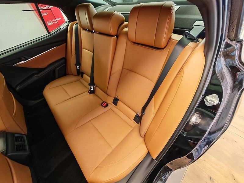 Toyota Camry 2.5 Hybrid Executive - fotka 15 z 39