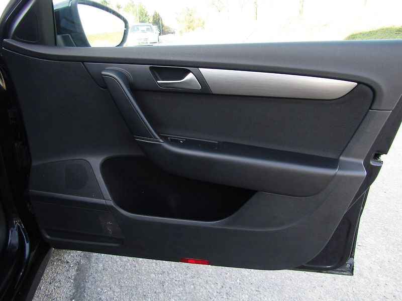 Volkswagen Passat (2011) 1.6 TDI 77kW - fotka 27 z 45