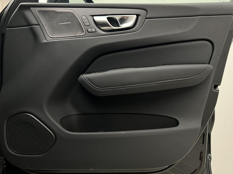 Volvo XC60 T8 AWD ULTRA BLACK RECHARGE CZ - fotka 50 z 51