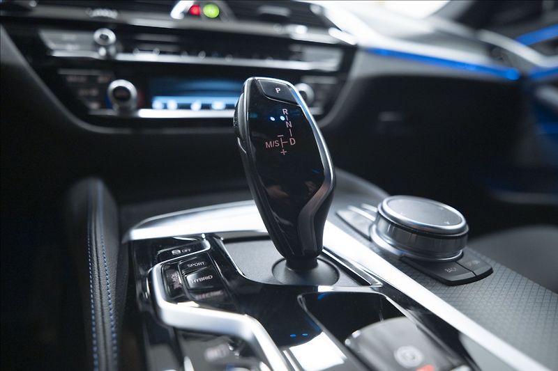 BMW Řada 5 530e xDrive M Sport ČR DPH   2 - fotka 19 z 42
