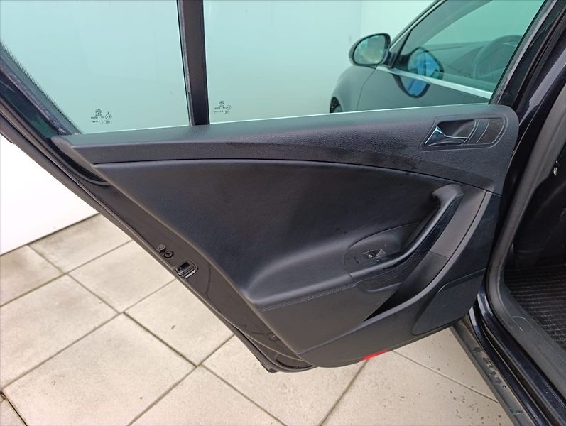 Volkswagen Passat 2,0 TDi Bi-xenon,Kůže,Tempomat - fotka 19 z 30