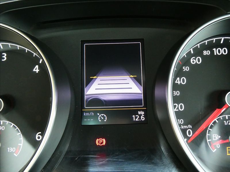 Volkswagen Golf 1,6 TDi 77kW serviska, xenony - fotka 31 z 50