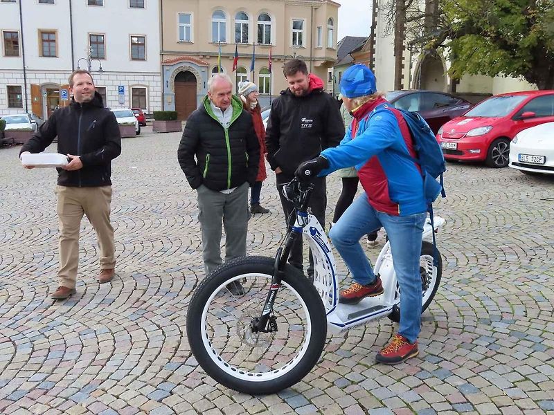 Vozový park Městské policie Tábor jako první v republice rozšiřil elektromobil Tesla Y zhruba za 1,3 milionu. Oficiální představení zásahového vozu veřejnosti se uskutečnilo ve středu 20. listopadu odpoledne na Žižkově náměstí.
