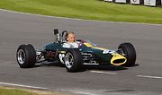 Derek Bell prohání po trati jednu z formulí při Festivalu v Goodwoodu v roce 2008.