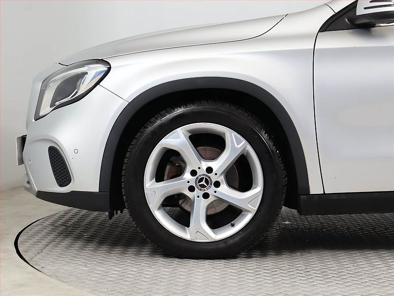 Mercedes-Benz GLA (2018) 200 d 4MATIC, 4X4 - fotka 13 z 19